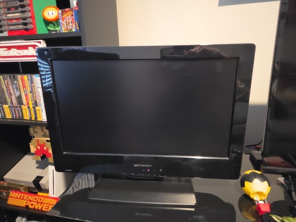 19" Emerson LCD TV & DVD Player Monitor Combo Model: LD190EM2 With Remote